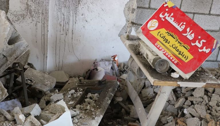 متدربون يتضامنون مع المركز المدمر