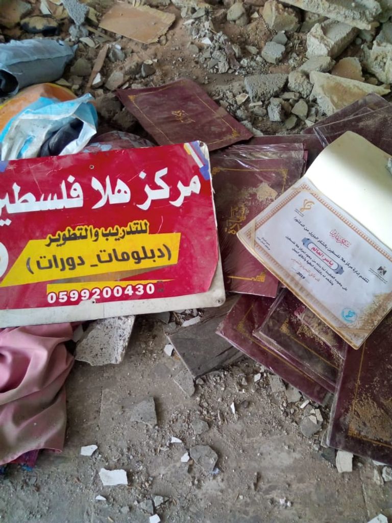 متدربون يتضامنون مع المركز المدمر