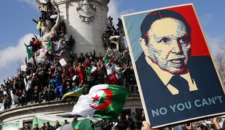 مظاهرات ضد ترشح بوتفليقة لولاية الخامسة مسن جزائري يتقدم مظاهرات مطالبة بالتغيير - أرشيفية