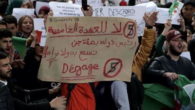 مظاهرات ضد ترشح بوتفليقة لولاية الخامسة مسن جزائري يتقدم مظاهرات مطالبة بالتغيير - أرشيفية