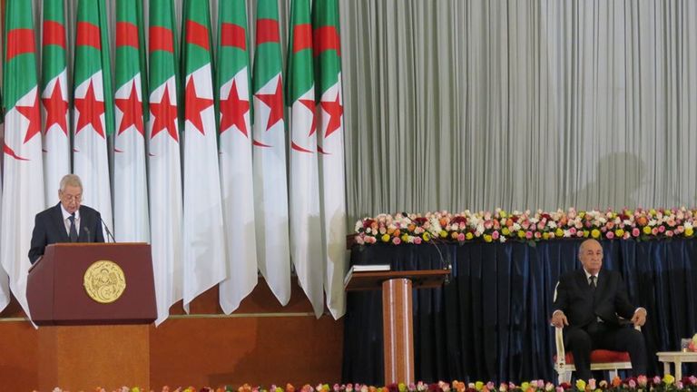 مراسم تنصيب الرئيس الجزائري مسن جزائري يتقدم مظاهرات مطالبة بالتغيير - أرشيفية