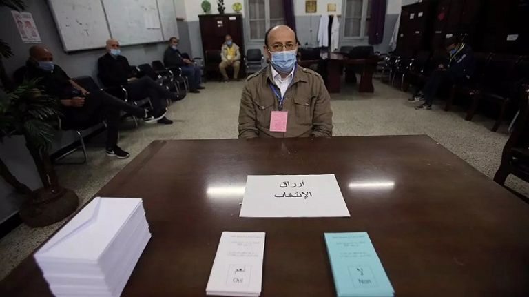 استفتاء تعديل الدستور بالجزائر مسن جزائري يتقدم مظاهرات مطالبة بالتغيير - أرشيفية