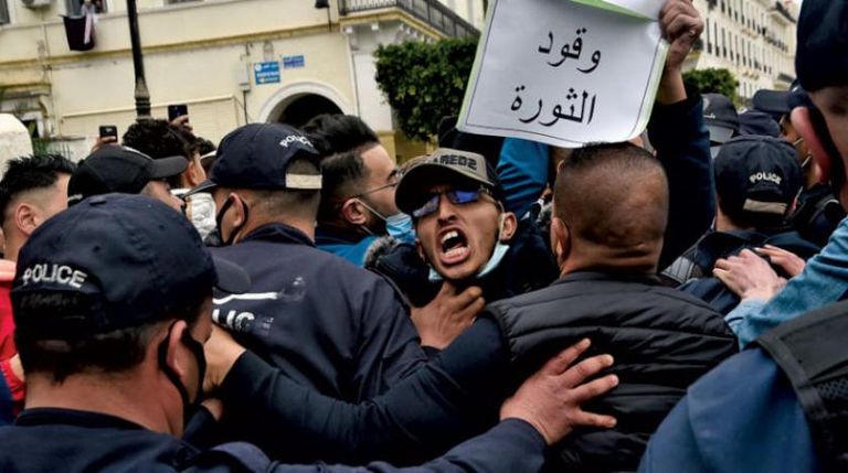 اعتقالات في صفوف المتظاهرين بالجزائر - أرشيفية مسن جزائري يتقدم مظاهرات مطالبة بالتغيير - أرشيفية