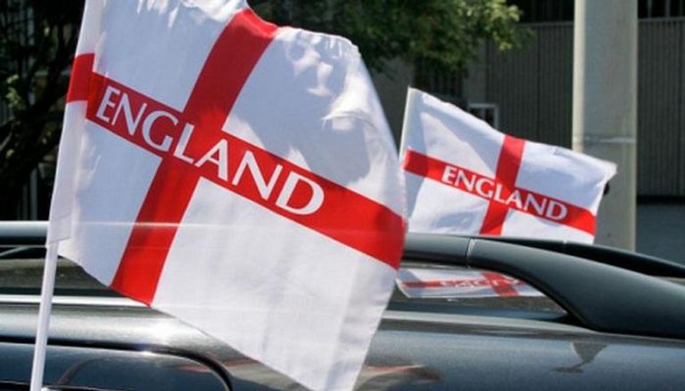 جماهير إنجلترا ترفع علم بلادها من السيارة