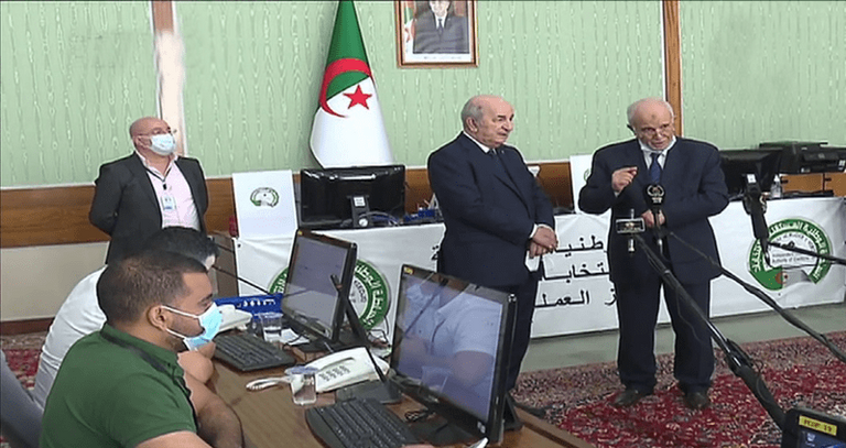 الرئيس الجزائري في مقر السلطة المستقلة للانتخابات البطاقة الخاصة بالانتخاب في الجزائر - أرشيفية