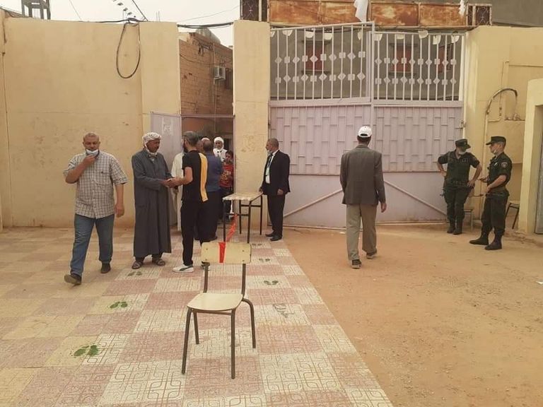 تصويت الجزائر في الانتخابات التشريعية بالكمامات ناخبون جزائريون بالكمامات يدلون بأصواتهم في الانتخابات النيابية