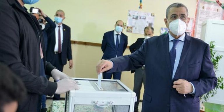 رئيس الوزراء الجزائري بالكمامة لحظة الإدلاء بصوته ناخبون جزائريون بالكمامات يدلون بأصواتهم في الانتخابات النيابية