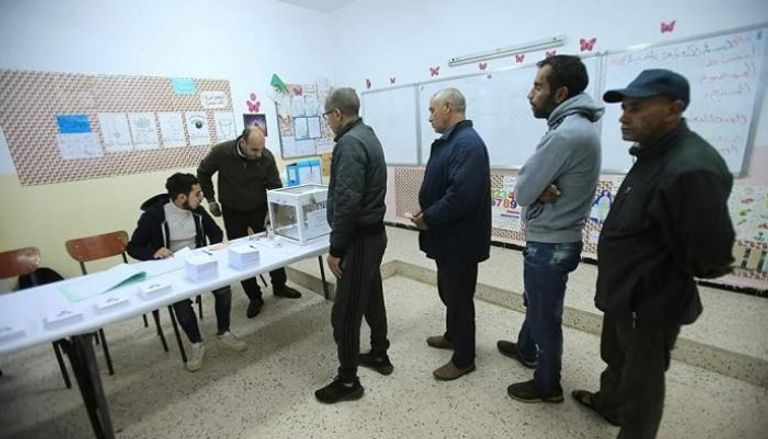 جزائريون يتوافدون على مراكز الاقتراع في الانتخابات التشريعية