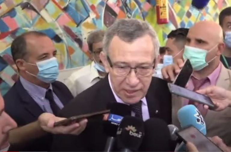 عمار بلحيمر وزير الاتصال الجزائري جزائريون يتوافدون على مراكز الاقتراع في الانتخابات التشريعية