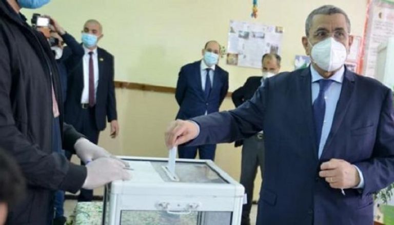 رئيس وزراء الجزائر عبد العزيز جراد يدلي بصوته بالانتخابات التشريعية