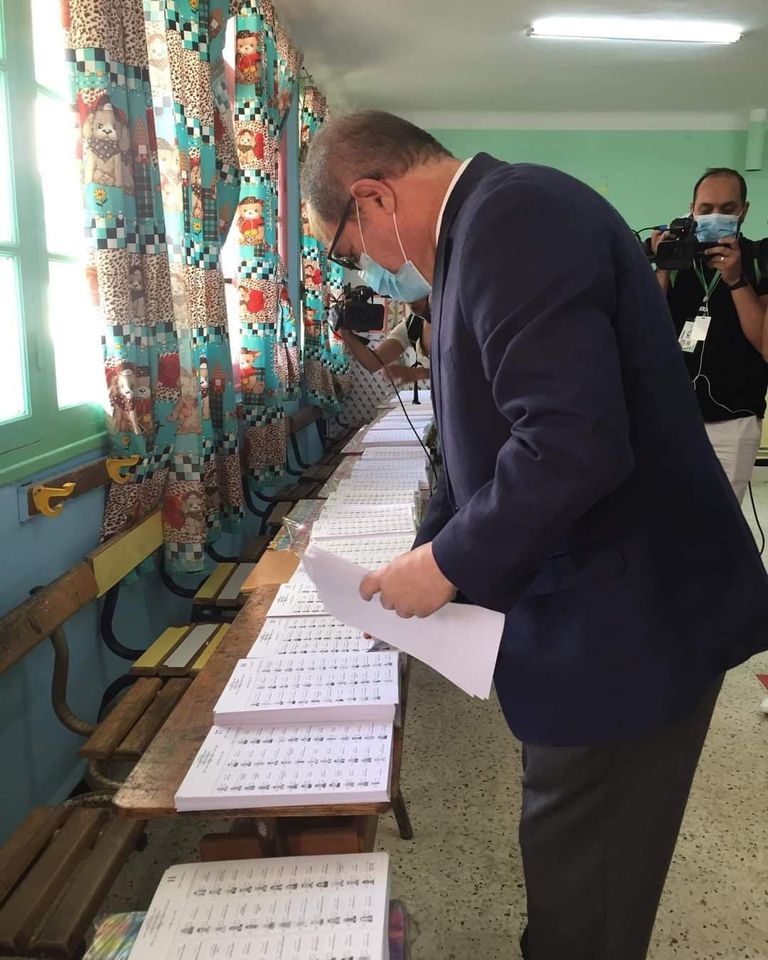 وزير الخارجية الجزائري لحظة الإدلاء بصوته في الانتخابات التشريعية
