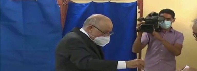 قائد الجيش الجزائري لحظة الإدلاء بصوته في الانتخابات التشريعية