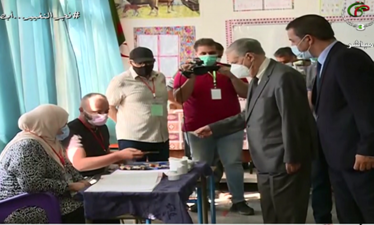 رئيس مجلس الأمة الجزائري لحظة الإدلاء بصوته في الانتخابات التشريعية