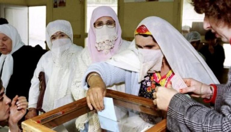 سيدات جزائريات بالزي التقليدي يدلين بصوتهن في الانتخابات - أرشيفية 