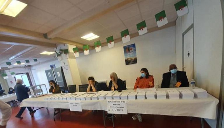 مكتب تصويت للانتخابات التشريعية للجالية الجزائرية بالمهجر