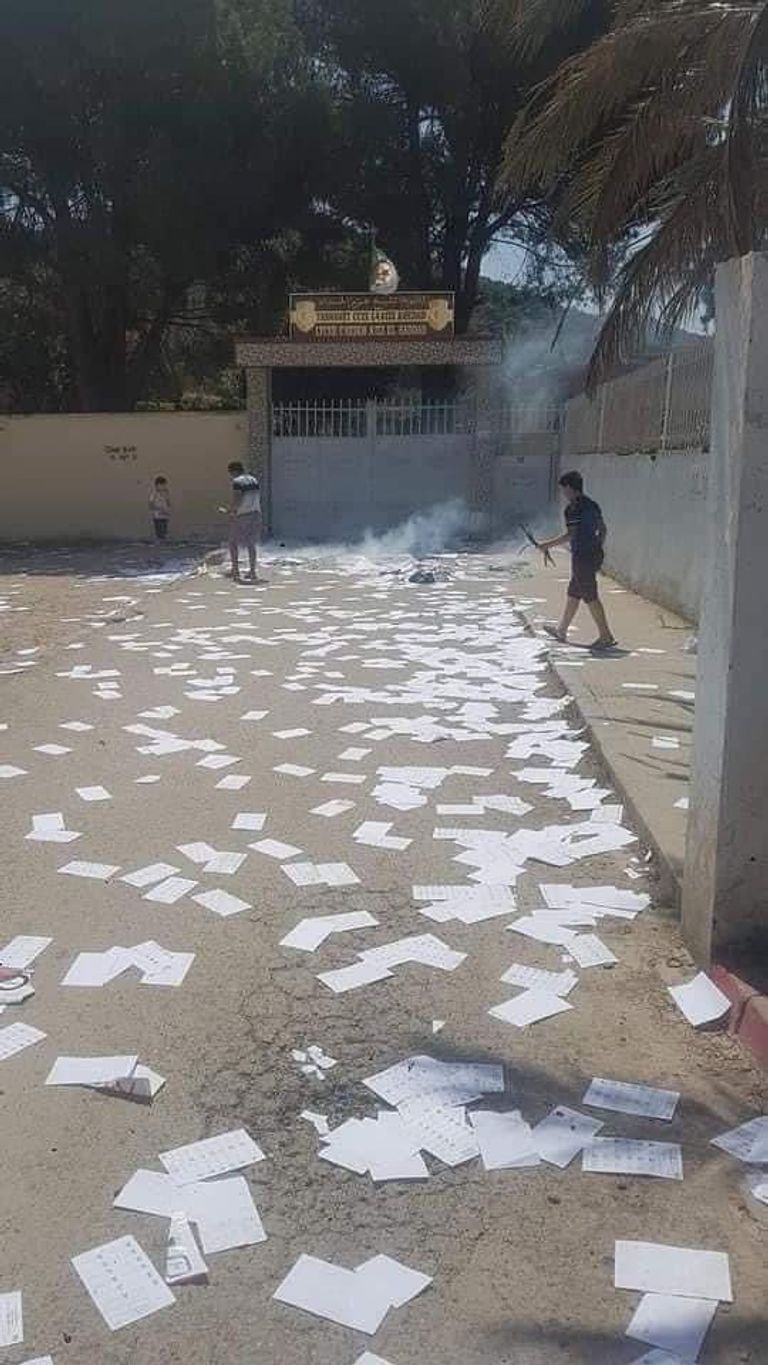 محتجون يخربون صناديق الاقتراع شرقي الجزائر محتجون يخربون صناديق الاقتراع شرقي الجزائر