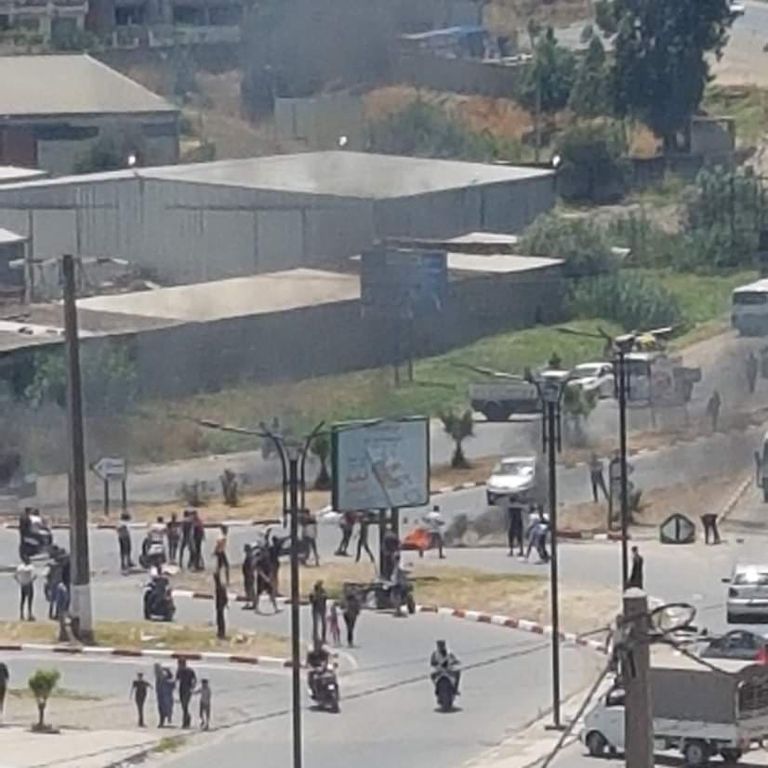 محتجون يخربون صناديق الاقتراع شرقي الجزائر محتجون يخربون صناديق الاقتراع شرقي الجزائر