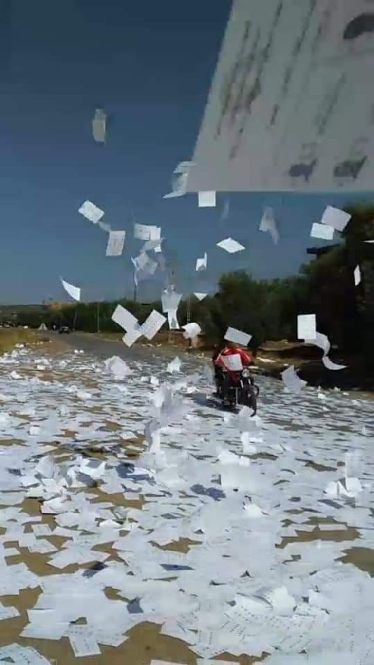 محتجون يخربون صناديق الاقتراع شرقي الجزائر محتجون يخربون صناديق الاقتراع شرقي الجزائر