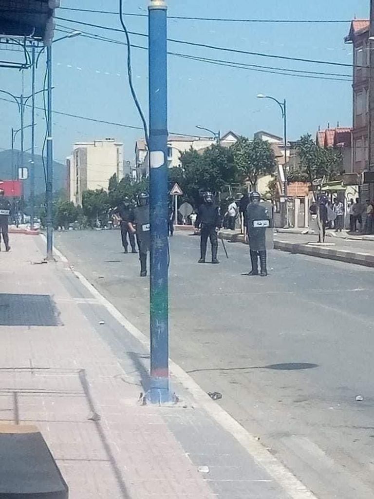 محتجون يخربون صناديق الاقتراع شرقي الجزائر محتجون يخربون صناديق الاقتراع شرقي الجزائر