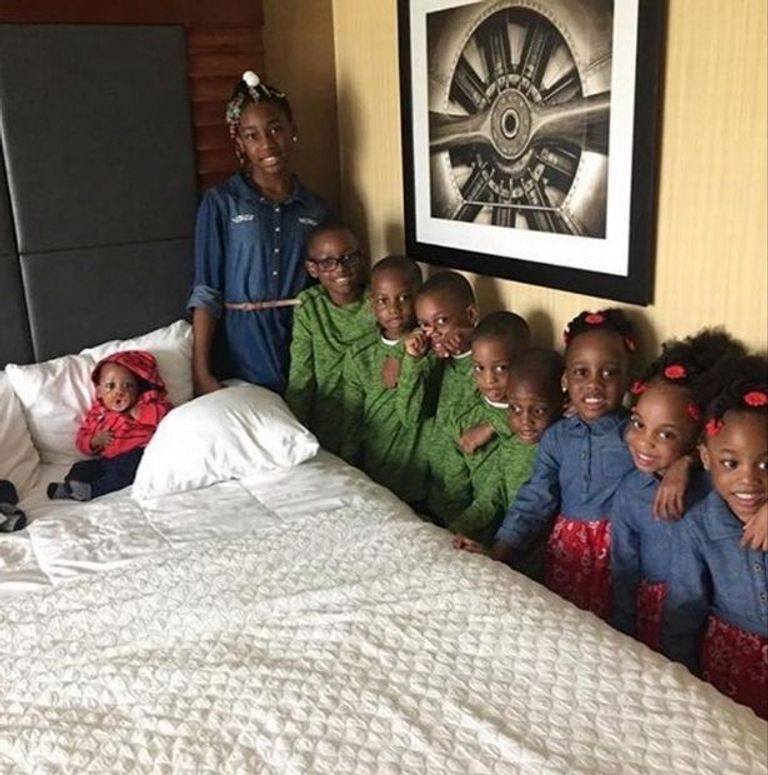 الزوج والزوجة وعدد من أطفالهما