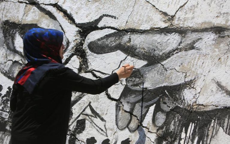 فنانات فلسطينيات يعبرن عن أجواء الحرب بالفن