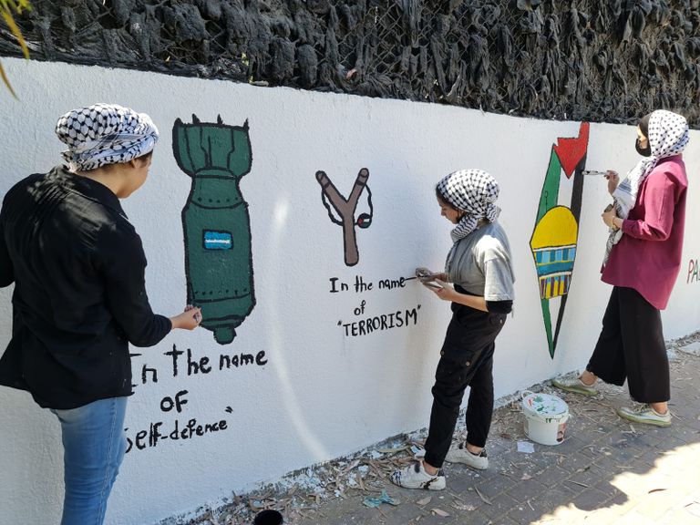 فنانات فلسطينيات يعبرن عن أجواء الحرب بالفن