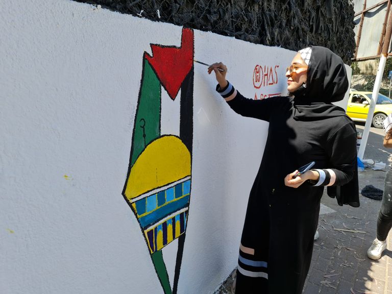 فنانات فلسطينيات يعبرن عن أجواء الحرب بالفن