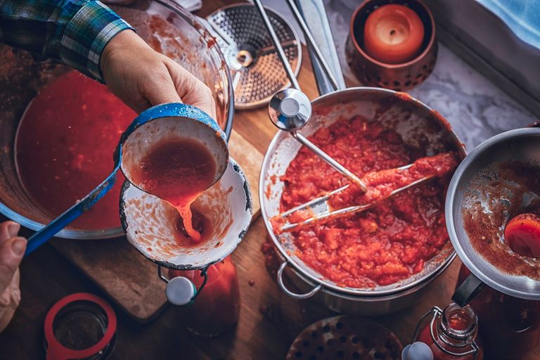 بخطوات منزلية بسيطة.. تعرفي على كيفية تخزين صلصلة الطماطم الإيطالية لفترة طويلة 