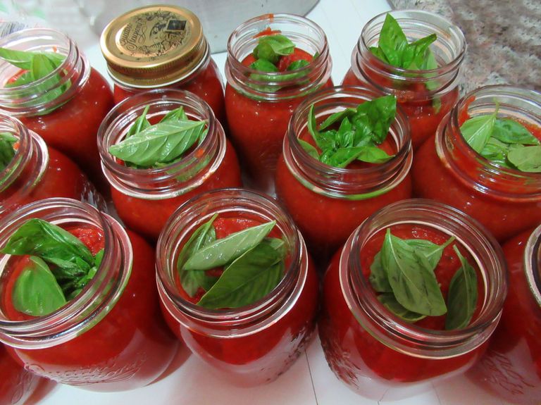 بخطوات منزلية بسيطة.. تعرفي على كيفية تخزين صلصلة الطماطم الإيطالية لفترة طويلة 