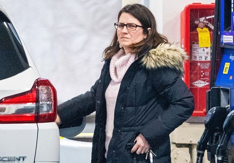 زوجة الدبلوماسي الأمريكي التي ارتكبت الحادث والدة الشاب البريطاني القتيل تحمل صورته