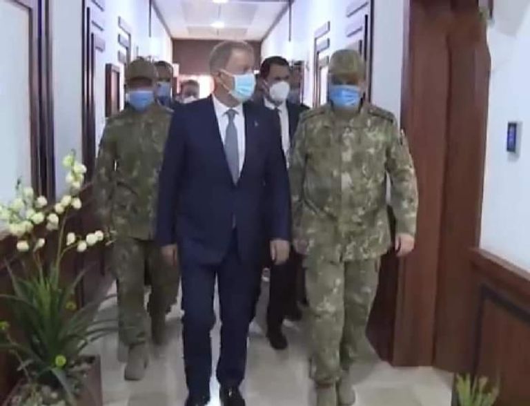 ضباط أتراك يستقبلون أكار في زيارته لطرابلس