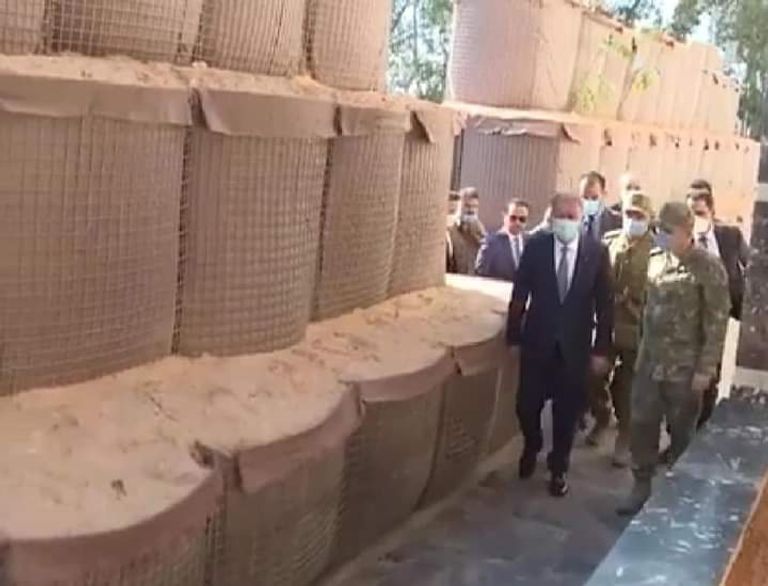 ضباط أتراك يستقبلون أكار في زيارته لطرابلس