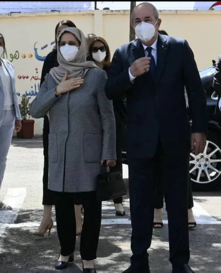 زوجة الرئيس الجزائري خلال الإدلاء بصوتها