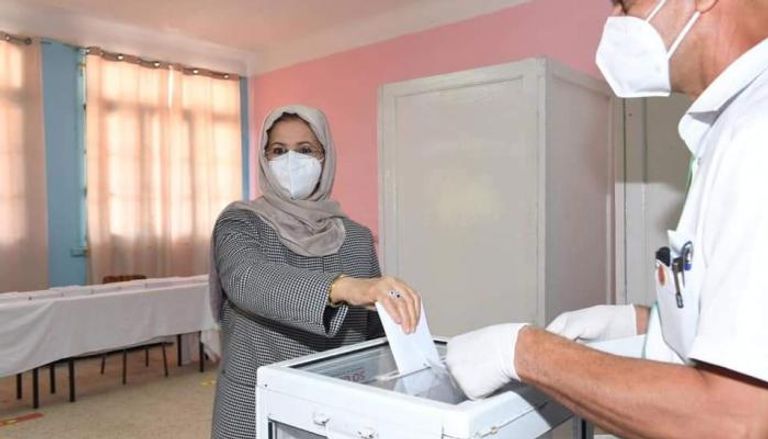زوجة الرئيس الجزائري خلال الإدلاء بصوتها 
