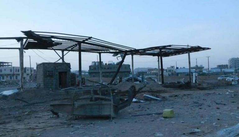 محطة وقود عقب استهدافها بهجوم صاروخي لمليشيا الحوثي