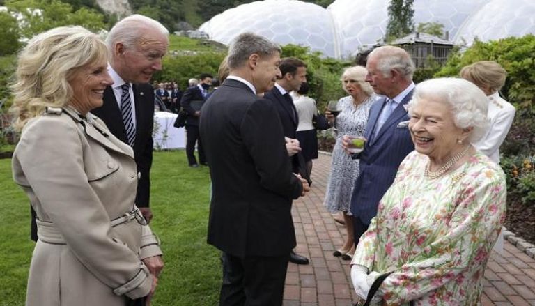 الملكة إليزابيث مع الرئيس بايدن وزوجته جيل بايدن