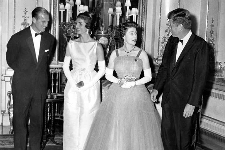 إليزابيث مع كنيدي الملكة إليزابيث مع الرئيس بايدن وزوجته جيل بايدن