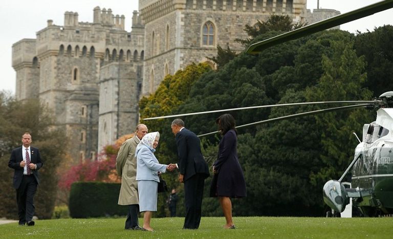 الملكة إليزابيث مع الرئيس بايدن وزوجته جيل بايدن