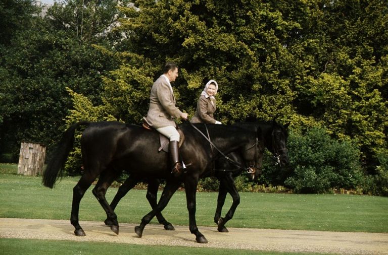 الملكة إليزابيث مع الرئيس بايدن وزوجته جيل بايدن