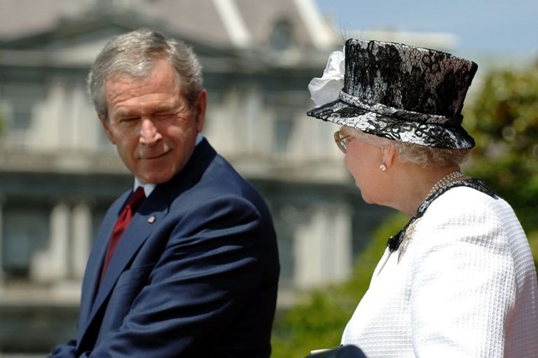 الملكة إليزابيث مع الرئيس بايدن وزوجته جيل بايدن