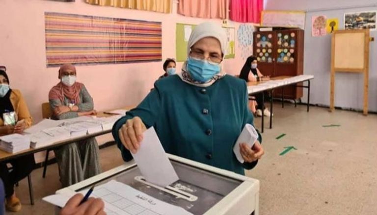 جزائرية تدلي بصوتها في الانتخابات التشريعية