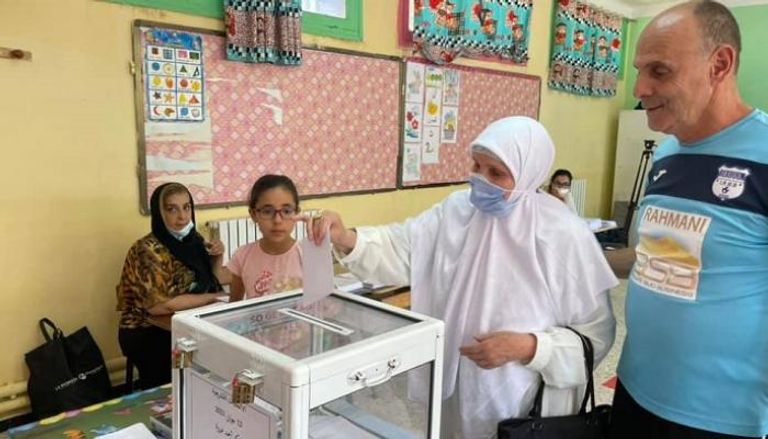 جزائرية مسنة تدلي بصوتها الانتخابي في انتخابات تجديد مقاعد البرلمان