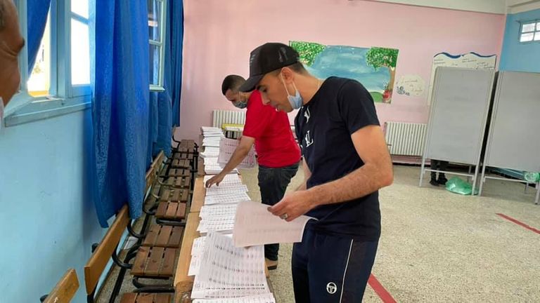 جزائريون يدلون بأصواتهم الانتخابية في انتخابات تجديد مقاعد البرلمان