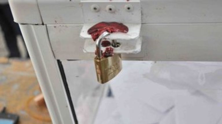 تشميع صناديق الاقتراع من قبل مقاطعين في محافظة بجاية