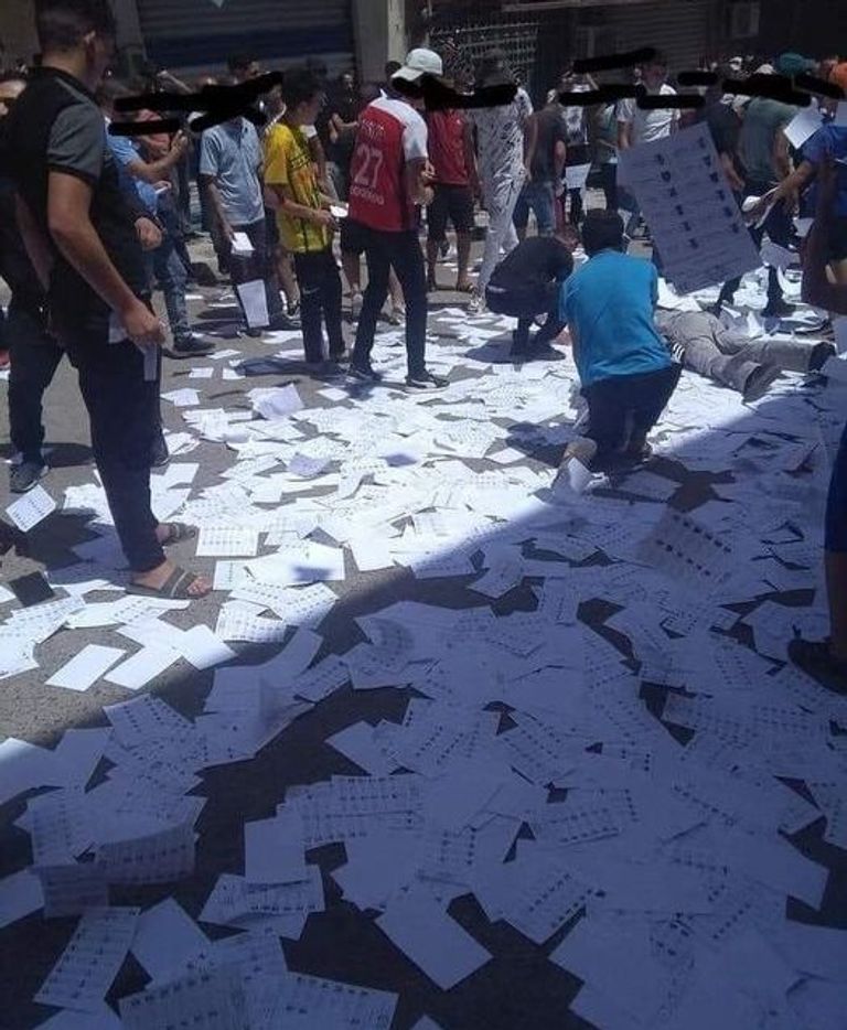 مقاطعون للانتخابات يرمون الأوراق الانتخابية ببجاية الجزائرية