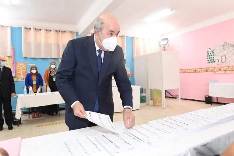 لحظة إدلاء الرئيس الجزائري بصوته في الانتخابات التشريعية