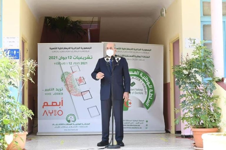 لحظة إدلاء الرئيس الجزائري بصوته في الانتخابات التشريعية