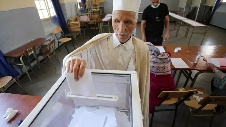 كهل جزائري يدلي بوصته في الانتخابات التشريعية صندوق انتخابي في الجزائر
