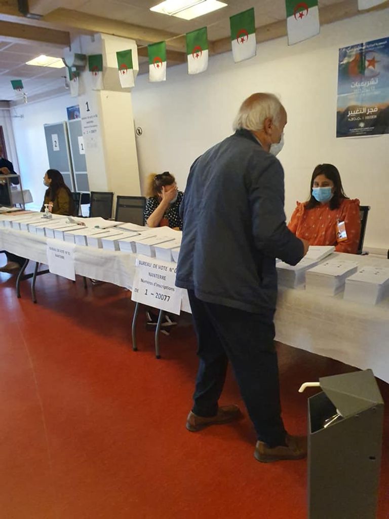 كهل جزائري يدلي بوصته في الانتخابات التشريعية صندوق انتخابي في الجزائر