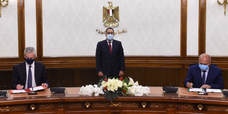 جانب من توقيع الاتفاقية بين مصر وفرنسا رئيس الحكومة المصرية ووزير الاقتصاد الفرنسي